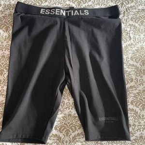ESSENTIALS BIKER SHORTS